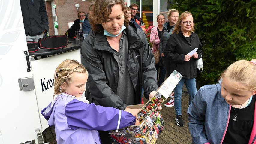 Mit Unterstützung unserer Geschäftsführerin Elke Sönnichsen zieht Glücksfee Alea die Gewinner des Preisrätsels aus den eingegangenen richtigen Lösungen.
