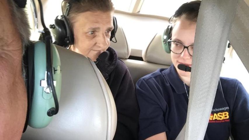 Gabriela im Flugzeug