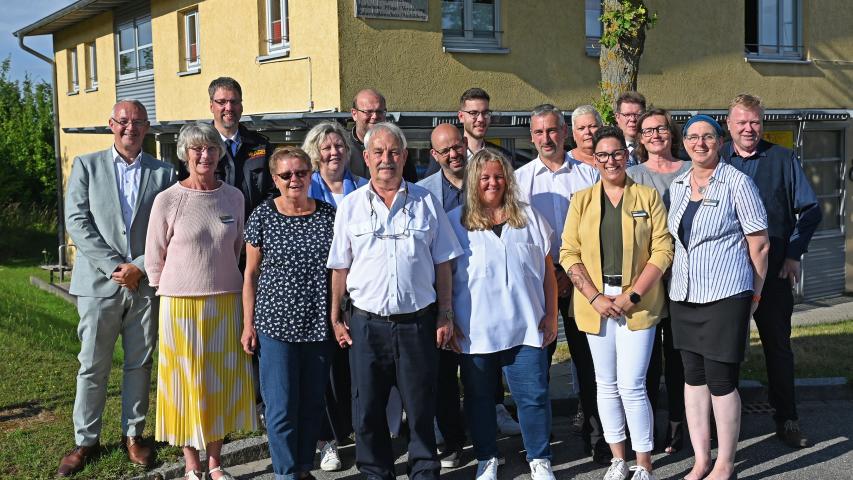 Gruppenbild der Festteilnehmer:innen vor dem Gebäude des RV Ostholstein. Nicht auf dem Bild ist Jörg Bochnik.