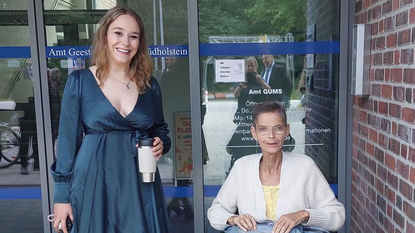 Birgit vor dem Standesamt