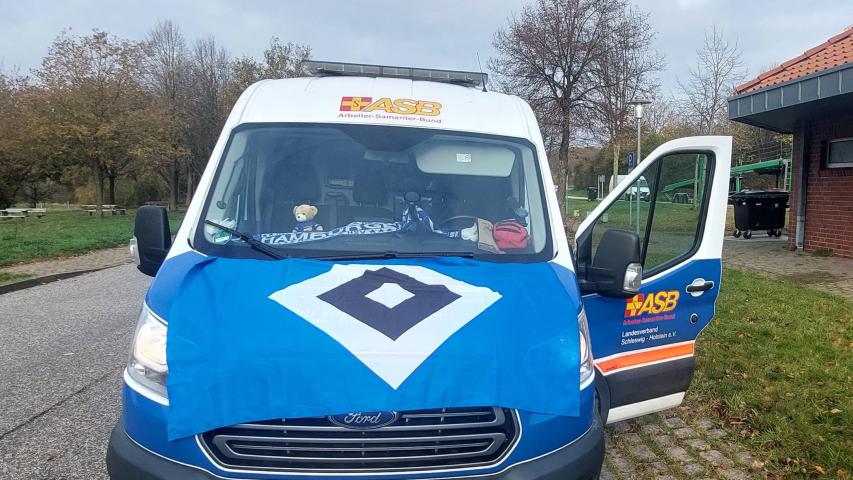 Der ASB-Wünschewagen mit HSV-Fahne