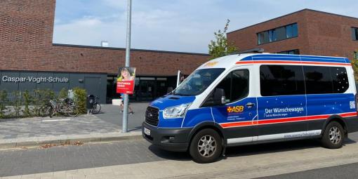 Wünschewagen vor der Caspar-Voght-Schule